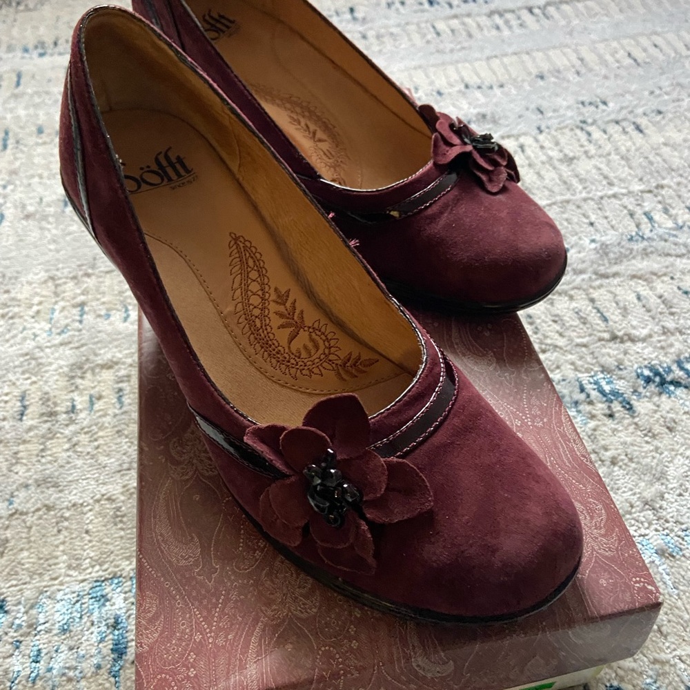 Sofft Suede Aubergine Size 7W.  GUC